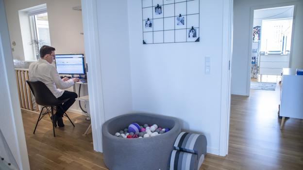 Datteren fik lov til at komme op på fars skød og være med til arbejdet i dag. Foto: Martin Damgård.