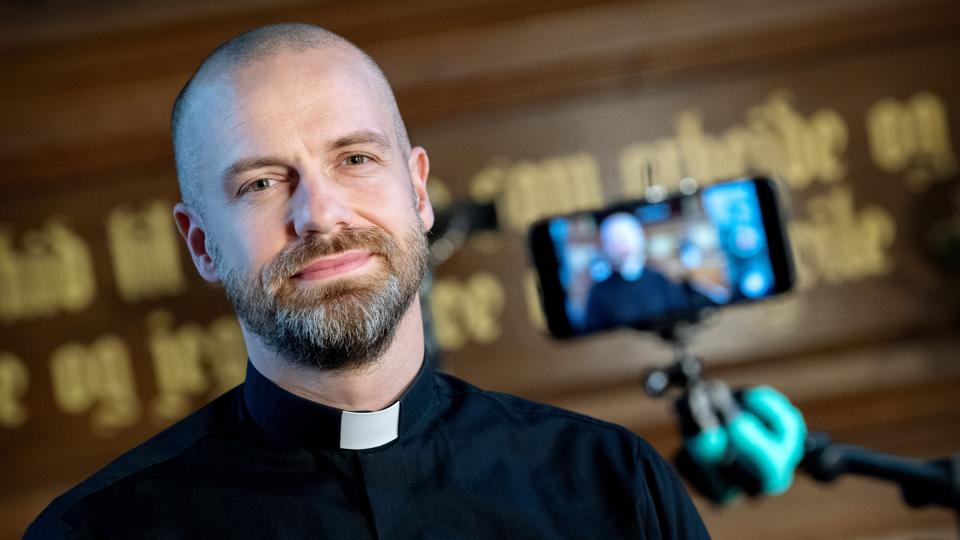Sognepræst Jesper Fodgaard mener, der er brug for en modvægt til alle de kedelige budskaber, der brager ud via nyhederne i øjeblikket. Foto: Lars Pauli <i>Foto: Lars Pauli</i>