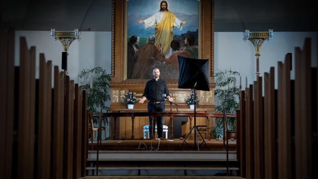Jesper Fodgaard fra Vor Frelsers Kirke i Aalborg talte tidligere på dagen for en gabende tom kirke. Til gengæld har han aldrig haft flere tilhørere - det var bare via en livestreaming på Facebook. Foto: Lars Pauli <i>Foto: Lars Pauli</i>