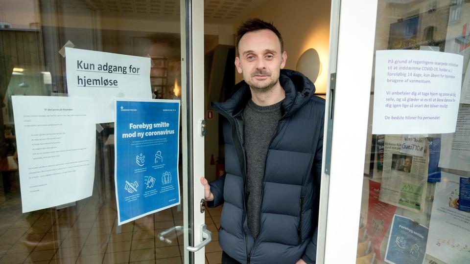 Kirkens Korshærs dag- og natvarmestue i Søndergade i Aalborg er et af de få steder, der stadig holder åbent. Men kun for reelt hjemløse, forklarer regionschef Jonas Jakobsen. Foto: Lars Pauli <i>Foto: Lars Pauli</i>