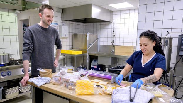 Der produceres madpakker til de brugere, der helst ikke må komme ind i varmestuen. Foto: Lars Pauli <i>Foto: Lars Pauli</i>