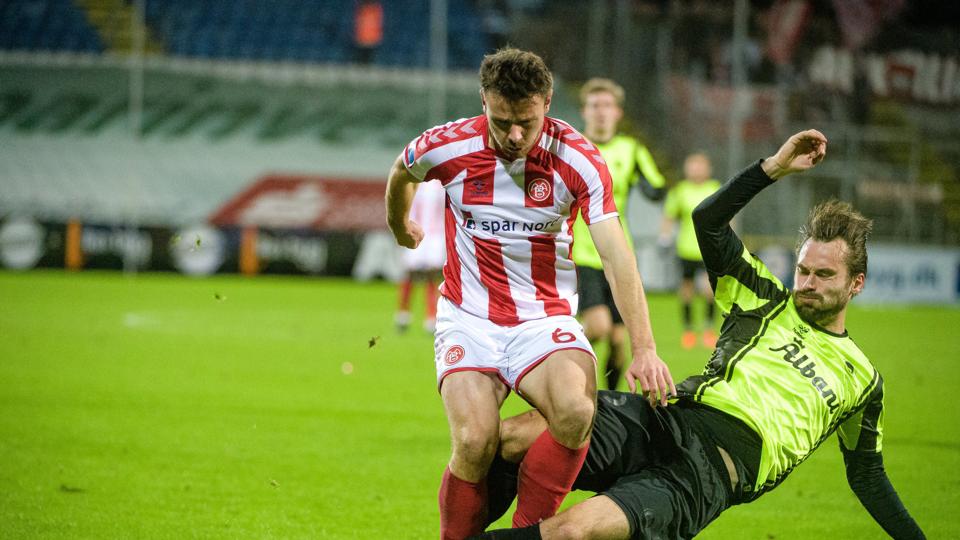Der var mere fysik end flot spil på en vindblæst og kold aften i Odense. Hvert hold satte sig på en halvleg i opgøret, men det teknisk polerede fodboldspil kom aldrig for alvor frem. Foto: Bo Lehm