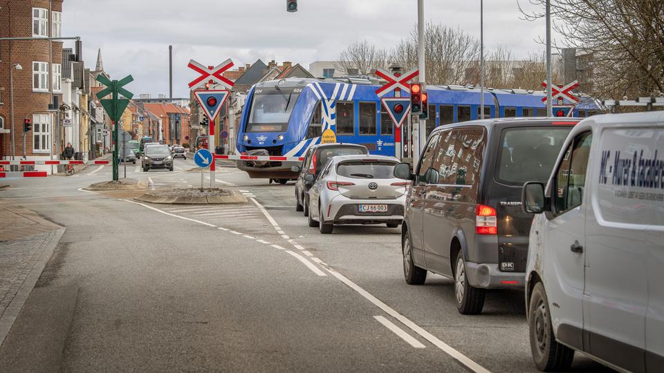 Beboere frygter at trafikken går helt i stå på Thistedvej, når der kommer til at køre dobbelt så mange tog gennem Nørresundby. Foto: Lars Pauli <i>Foto: Lars Pauli</i>