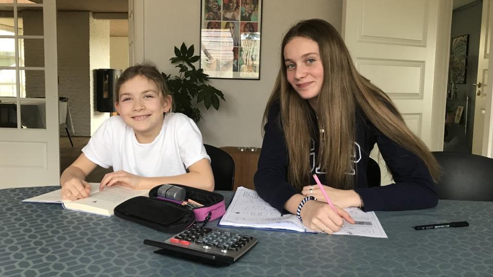 Coronavirussen betyder, at alle elever på landets uddannelsesinstitutioner må klare undervisningen hjemmefra. Det gælder blandt andre søstrene Viktoria og Filippa Højgaard, der går i henholdsvis 3. og 7. klasse på Lundergårdskolen i Hjørring. Privatfoto