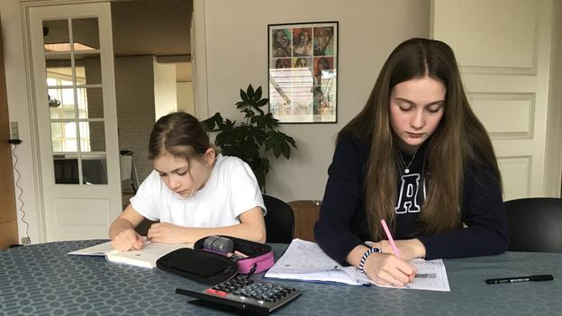 - Det er rart, at der ikke er så meget larm, men det er også sværere, når man ikke kan snakke med andre om opgaverne, siger 13-årige Filippa Højgaard (th.). Privatfoto