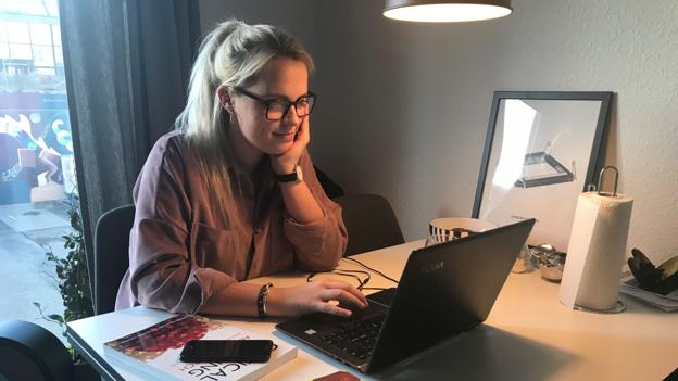 For 23-årige Camilla Burmester Løkkegaard, der er studerende på Aalborg Universitet, er coronaen kommet på tværs midt i bachelorskrivningen. Privatfoto