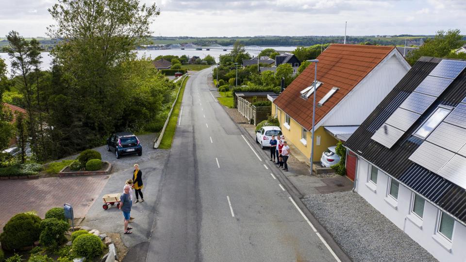 I sommer besøgte NORDJYSKE Sundby-boer, der ikke kunne  enes om, hvorvidt fortovet skal ligge på nord- eller sydsiden. Men hvad vil de sige til slet intet fortov? Arkivfoto: Henrik Bo