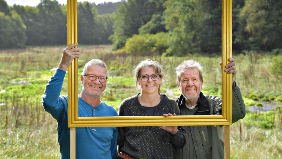 Her ved Kovads Bæk har en af de gamle lokale malere fundet sit motiv, viser fra venstre naturvejleder Søren Risborg, museumsformidler Anette Bruun Hansen og kunstsamler Sven Erik Østergaard. Foto: Claus Søndberg <i>Claus Søndberg</i>