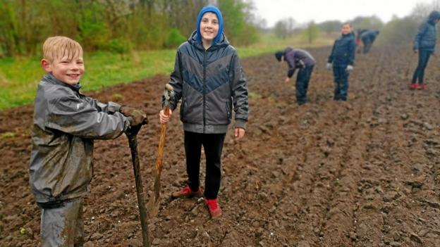 En gruppe elever på Sortebakkeskolen tilplantede den nye skov i silende regnvejr. De forskellige træsorter var sponsoreret af Naturstyrelsen Himmerland. Privatfoto