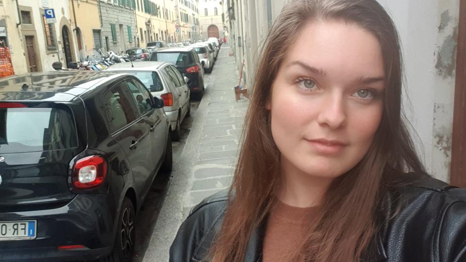 Gaderne er tomme i Firenze. Kun politiet går rundt mellem de mange parkerede biler. De holder øje med, om folk har en god grund til at bevæge sig udenfor. Her er Nana Brandborg på vej ned for at handle. Foto. Privat