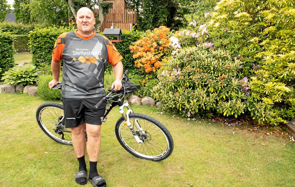 Per Hakonsen fra Fjerritslev tager ofte ud på sin mountainbike. Et tilsyneladende harmløst styrt var tæt på at koste ham livet. Foto: Lars Teilmann