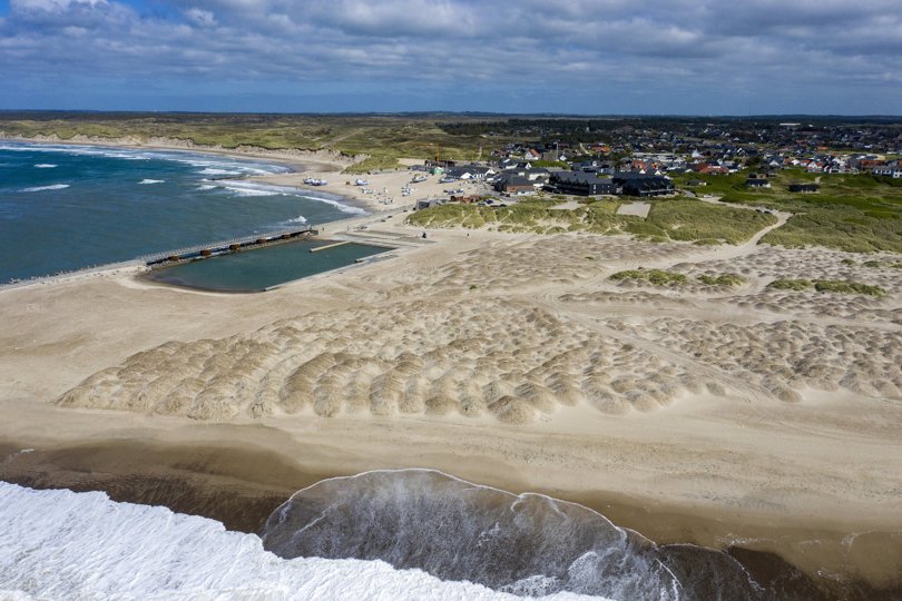 Hotelplanerne omfatter den kommunalt ejede grund på Hawstokken 9 mellem havbadet og byggeriet med ferielejligheder. Fem lokale foreninger siger nej til planerne. Arkivfoto: Henrik Bo