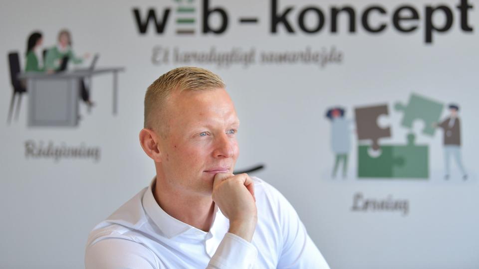 - Jeg har ikke forstand på alt det tekniske, men jeg elsker at tale med kunderne, finde ud af hvad de har brug for, og gøre dem glade og tilfredse. Det er dét, jeg kan, siger direktør i Web-Koncept, Daniel Thomsen. Foto: Claus Søndberg