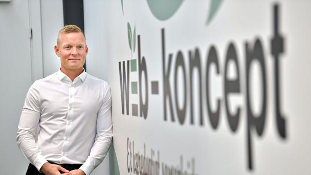Daniel Thomsens egen livshistorie er naturligt blevet en del af filosofien i virksomheden, hvor man ser mere på mennesket end på uddannelse og karakterer, når man rekrutterer ansatte. Foto: Claus Søndberg
