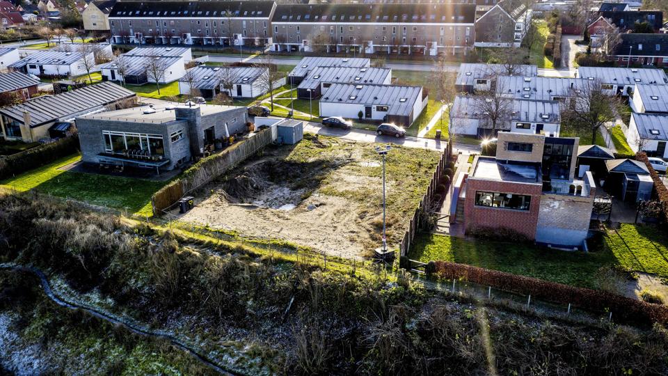 Umiddelbart har den omstridte udsigtsgrund i Hasseris ikke noget med coronavirusset at gøre, men det fik den mandag i forbindelse med et udvalgsmøde. Arkivfoto: Henrik Bo <i>Foto: Henrik Bo</i>