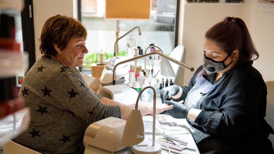 Raw Beauty har modtaget flere afbud fra kunderne. Indehaver Line Kjær har indført ekstra restriktioner med mundbind under behandlingerne. Foto: Bo Lehm <i>Bo Lehm</i>
