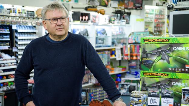 Jan Andersen har været indehaver af Hobby i 30 år. Han er godt etableret og frygter derfor ikke, at situationen bliver værre. Foto: Bo Lehm <i>Bo Lehm</i>