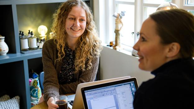 De to butiksansvarlige, Sofie Noer og Anne Green, venter på, at de skal holde møde med chefen Jeanette Damsholt for at lægge en plan for den næste tid. Foto: Bo Lehm <i>Bo Lehm</i>