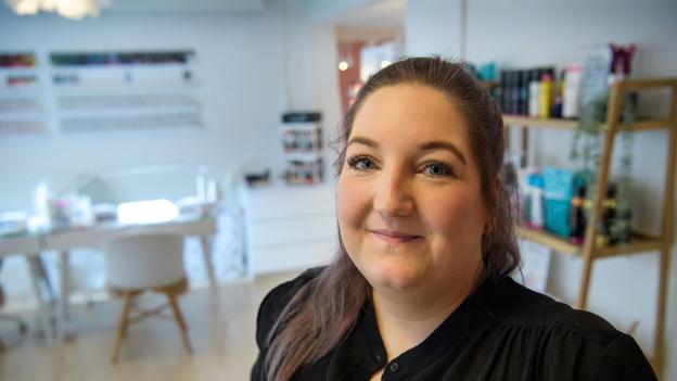 Line Kjær har ingen ansatte, men kører salonen helt selv. Hun håber, at kunderne stadig vil dukke op til deres behandlinger. Foto: Bo Lehm <i>Bo Lehm</i>