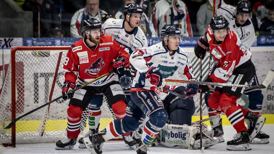Den danske ishockeysæson lukker ned øjeblikkeligt. Aalborg Pirates tildeles den danske plads i Champions Hockey League. Arkivfoto: Martin Damgård