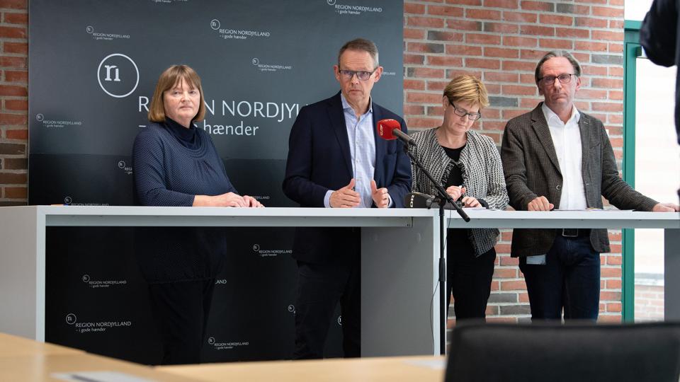 Ledelsen fra Region Nordjylland har travlt disse dage. Torsdag eftermiddag holdt de pressebriefing. Fra venstre er det koncerndirektør Anne Bukh, lægefaglig direktør Michael Braüner Schmidt, regionsrådsformand Ulla Astman og regionsdirektør Christian Boel. Foto: Bente Poder