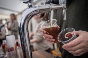Efter shitstorm: Stopper med at fremstille øl til politikere