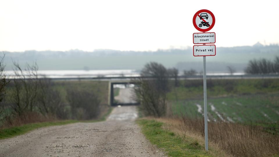 Efter at lodsejerne omkring Paradisvej, Mølagre og Hvidagre ved Erslev har snakket grundigt sammen igen, er der tilsyneladende nu enighed om en løsning, som åbner en del af vejene for langsom kørsel. Skiltningen er i øvrigt ændret til ”ærindekørsel tilladt”, efter at billedet er blevet taget. Arkivfoto: Claus Søndberg