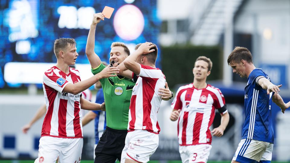 Dommer Mikkel Redder tøvede ikke med at vise det røde kort til en overrasket Tim Prica. Foto: Claus Bech/Ritzau Scanpix <i>Ritzau Scanpix</i>