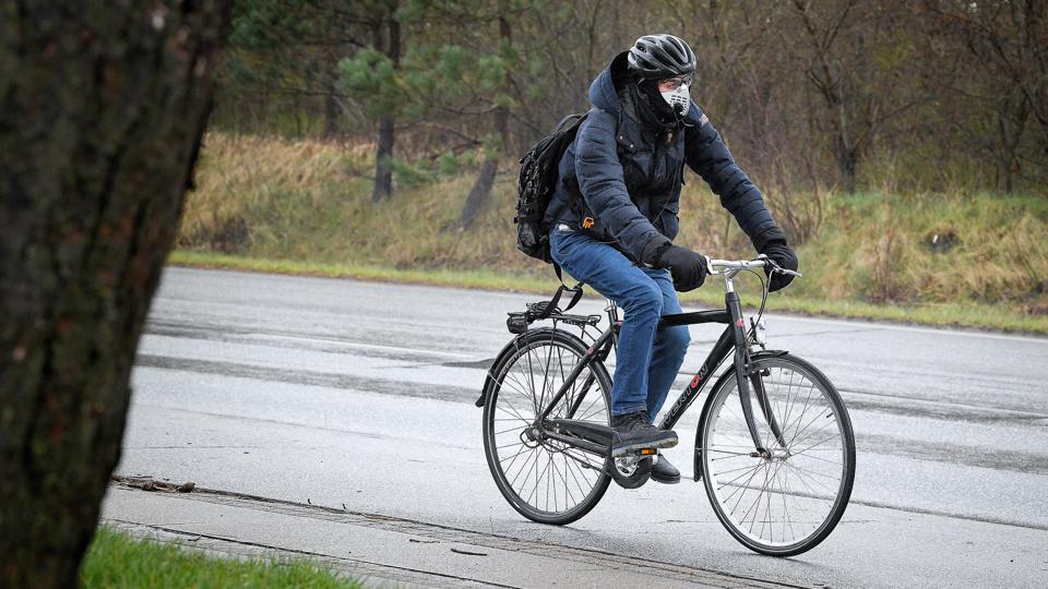 Mundbind har været en eftertragtet vare de seneste uger, og det har bl.a. betydet mangel på støvmasker i byggebranchen. Cyklisten her er truffet på Hobrovej i Aalborg. Foto:Torben Hansen