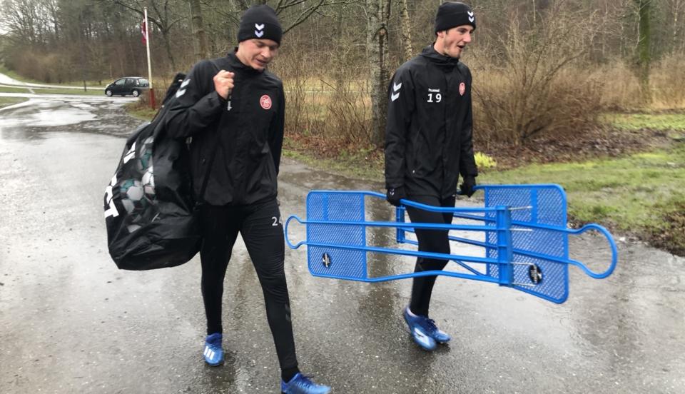 AaB-spillerne nåede ikke ret langt i torsdagens træning, før de fik besked om at afbryde den. Foto: Claus Jensen