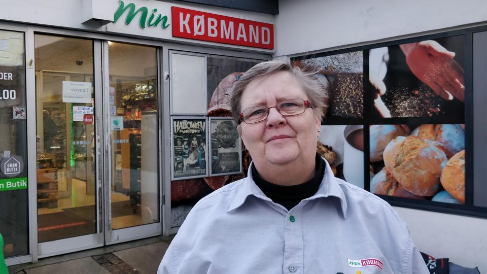 Butiksansat Mette Myrrhøj oplevede, hvordan kunderne stod klar med indkøbsvognene, da butikken åbnede klokken 6.30. Det har hun aldrig oplevet før. Foto: Jacob Andersen