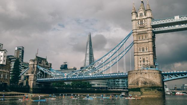 Christian og andre atleter under Tower Bridge i London. Foto: Privat
