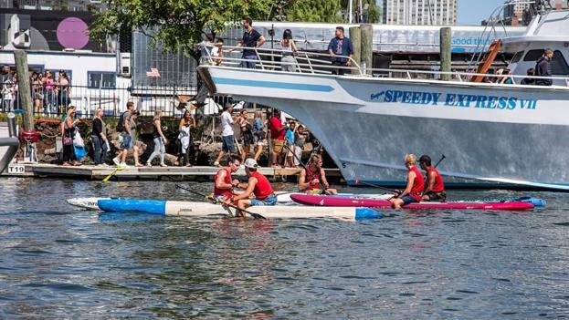 Selvom atleterne er konkurrenter, er mange af surferne Christians gode venner.