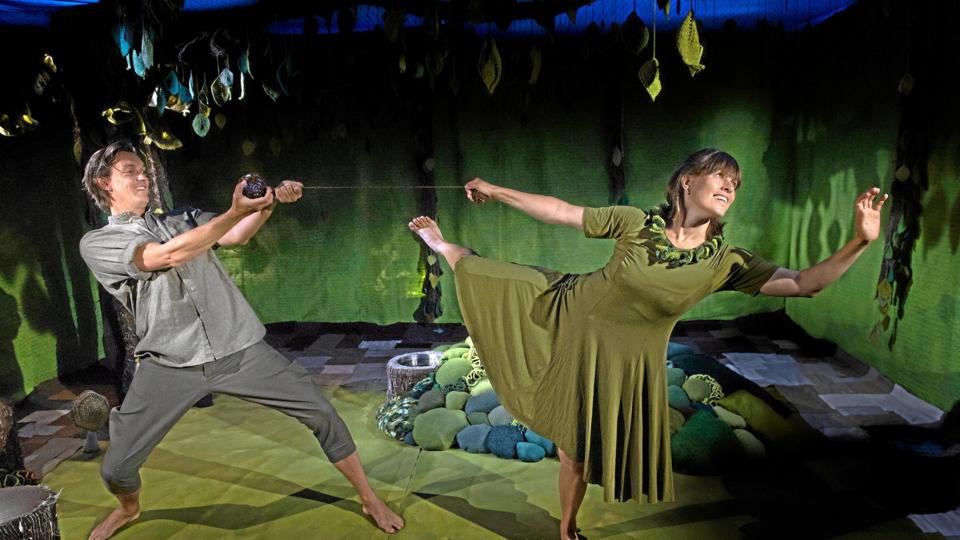 Scenografien udgør i sig selv en stor del af oplevelsen i Limfjordsteatrets ny småbørnsforestilling Forvandling. Placeret i den strikkede og hæklede skov oplever publikum gennem skuespiller Asger Kjær og danser Stisa Søgaard, hvordan naturen forvandler sig hen over årstiderne, fra forårets fuglekvidder til efterårets orange blade og sneboldkamp om vinteren. Foto: Lars Horn, Baghuset