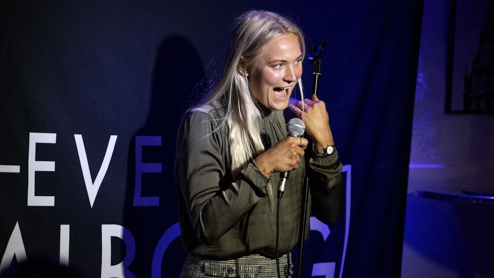 Danielle Dahlhus underholder på scenen, når hun ikke arbejder som psykolog. Foto: Lars Pauli <i>Foto: Lars Pauli</i>