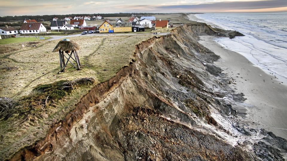 Klokketårnet på den gamle kirkegård blev flyttet længere ind på kirkegården i 2017 for at sikre det mod fremtidig kysterosion. Dette billede er taget før etablering af forsøgstrækningen nord for nedkørslen til stranden i baggrunden. Arkivfoto: Hans Ravn