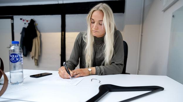 Danielle Dahlhus lægger sidste hånd på sine jokes, inden hun om lidt skal indtage scenen. Foto. Lars Pauli <i>Foto: Lars Pauli</i>