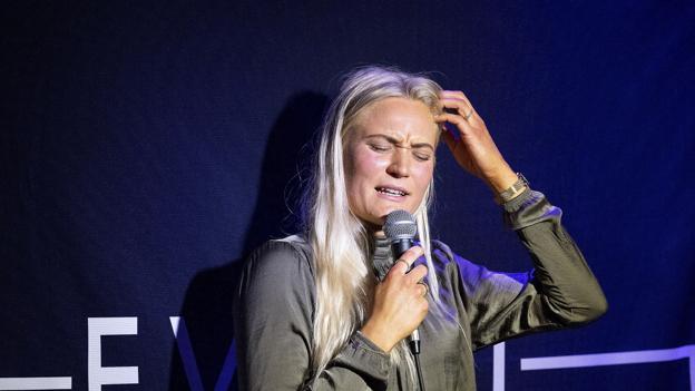 Hele kroppen er i spil, når Danielle Dahlhus skal levere en joke. Foto. Lars Pauli <i>Foto: Lars Pauli</i>