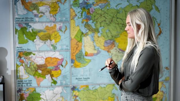 Danielle Dahlhus går meget akademisk til sine jokes. De bliver grundigt skrevet ned, inden hun går på scenen. Foto. Lars Pauli <i>Foto: Lars Pauli</i>