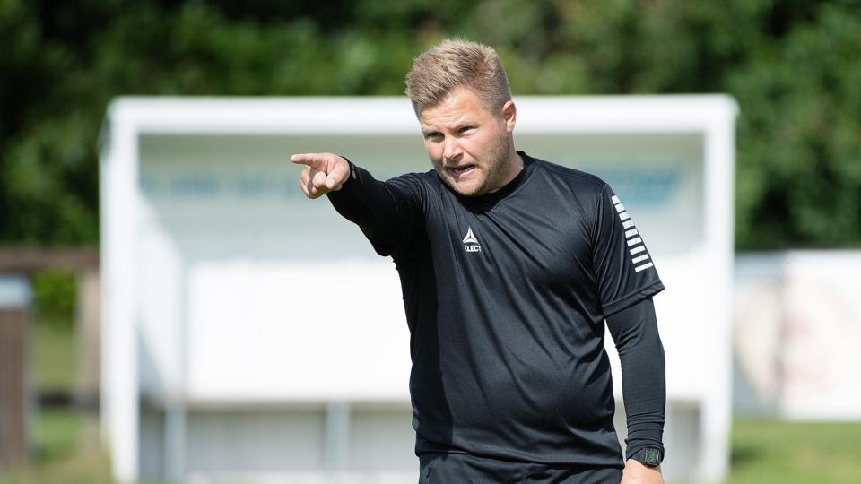 Lasse Stensgaard synes, at det i en samfundsmæssig kontekst ser mærkeligt ud, at søndagens kamp skal afvikles. Arkivfoto: Bente Poder