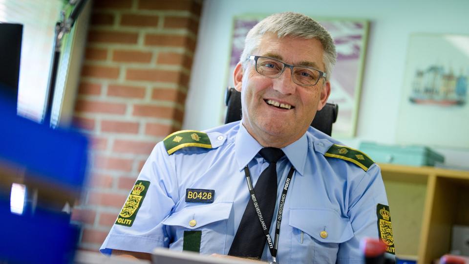 Jørgen Jensen på sit kontor på politigården i Thisted. Men han er også dagligt ude at køre, ligesom de 20-30 kolleger i patruljetjenesten, som han er chef for: - Så er man i tråd med, hvad der foregår ude i samfundet. Så man ikke bare sidder og glor ind i en skærm hele dagen. Det gider jeg ikke.