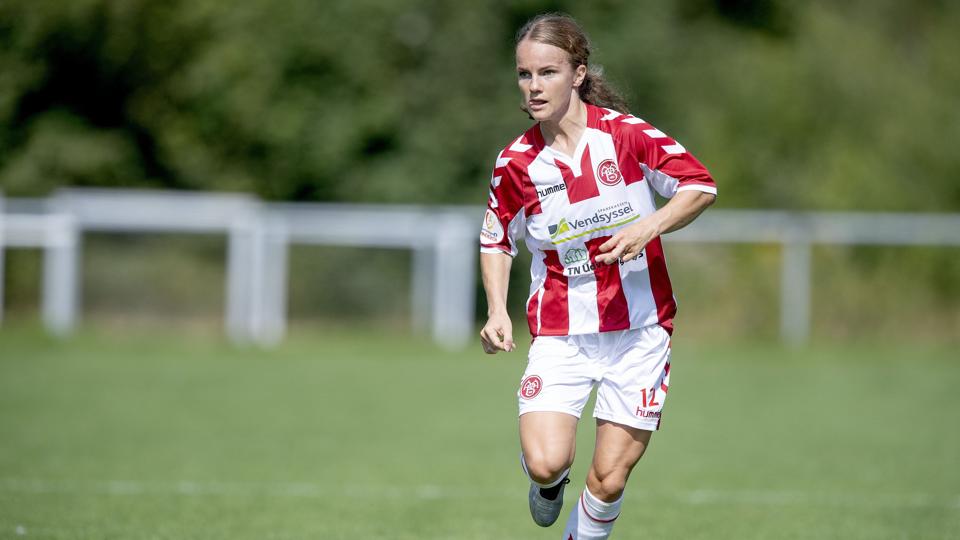 Mia Rødvig Olesen fik et gult kort lige før pausen og måtte sammen med holdkammeraterne hos AaB notere sæsonens sjette nederlag i syv kampe. Arkivfoto: Lars Pauli <i>Foto: Lars Pauli</i>