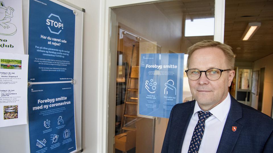- Som offentlig myndighed må vi gøre vores for at udvise påpasselighed, siger borgmester Hans Ejner Bertelsen, Morsø kommune. Han er her på besøg på Øster Jølby Skole, hvor skolefesten er udsat, og morgensamling og madordning indtil videre er aflyst. ?Foto: Peter Mørk