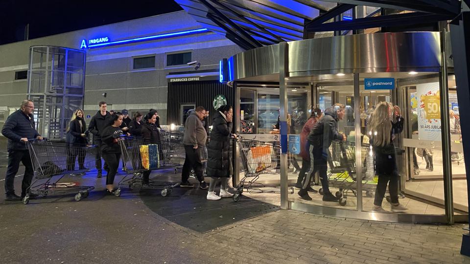Der var kaos sent om aftenen i samtlige nordjyske supermarkeder 11. marts 2020, efter statsministeren lukkede landet ned. Her ved Bilka i Aalborg. Foto: Claus Søndberg