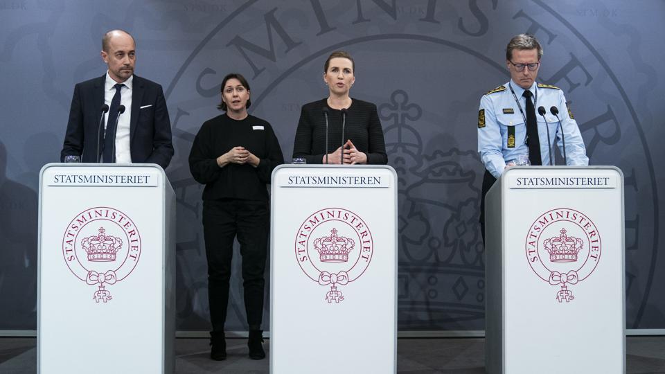 Sundheds- og ældreminister Magnus Heunicke, statsminister Mette Frederiksen og rigspolitichef Thorkild Fogde orienterede om COVID-19-situationen i Danmark på et pressemøde i Statsministeriets spejlsal onsdag aften 11. marts 2020. Foto: Martin Sylvest/Ritzau Scanpix <i>Ritzau Scanpix</i>