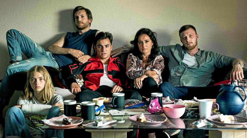 Her er hele den pukkelryggede familie. Fra venstre Ida (Sandra Guldberg Kampp), David (Elliot Crosset Hove), Mads (Besir Zeciri), Bodil (Sidse Babett Knudsen) og Jonas (Joachim Fjelstrup).Foto: Christian Geisnæs