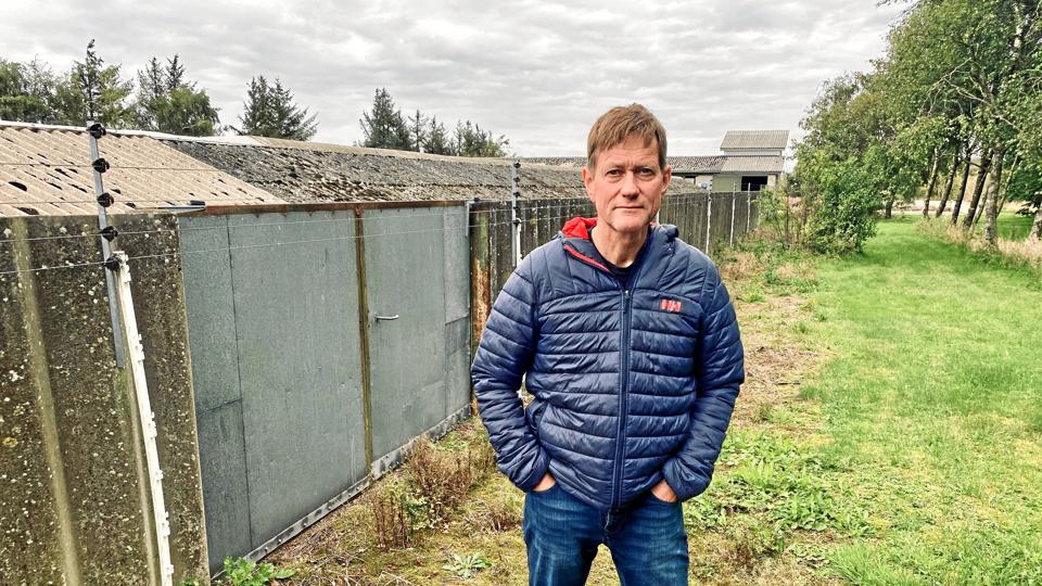 Bjarne Pedersen er foreløbig sluppet for smitte på sin farm nord for Sindal. Foto: Jakob Gammelgaard