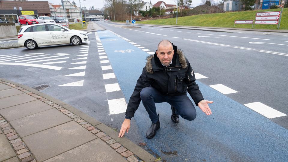 Et af kritikpunkterne er den blå cykelstribe, som går direkte ind i en kantsten. Foto: Peter Broen <i>Foto: Peter Broen</i>