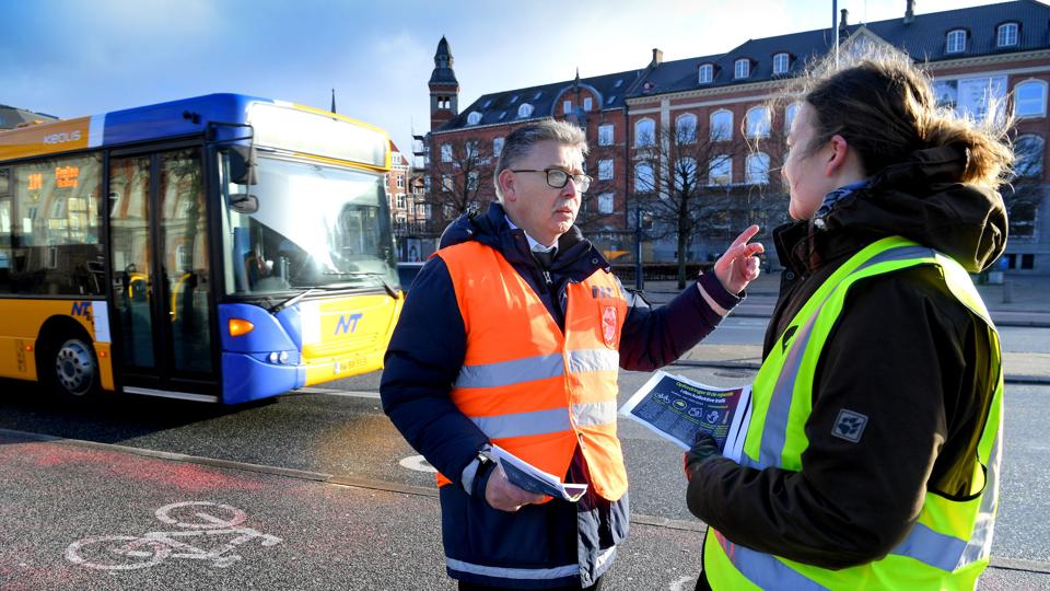 Kurt Sørensen i den orange vest var en af de 12 guider fra NT, der var på gader og perroner for at hjælpe passagererne godt af sted.