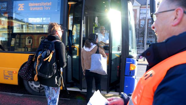 NT kunne ikke forhindre passagerer til at stige på fyldte busser, men passagerne viste forståelse og flere ventede til den næste tog eller bus, eller tog nogle af de ekstra busser, der var indsat.